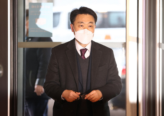 김진욱 초대 고위공직자 범죄수사처장 후보자가 5일 종로구 인사청문회 준비 사무실로 출근하고 있다.  연합뉴스